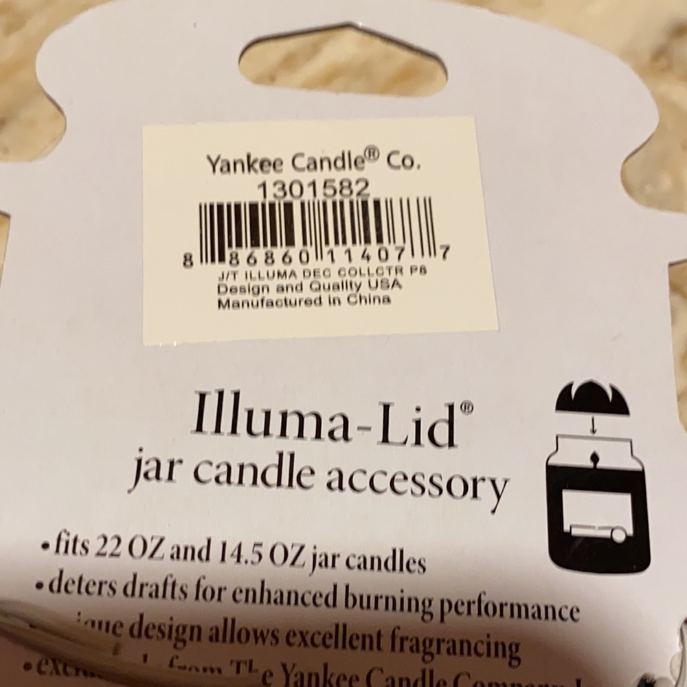 Yankee Candle Illuma Lid jar candle accessory. Merry Christmas written on side - Picture 5 of 13
